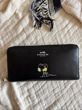 EUC Coach x Peanuts Wallet ft Snoopy